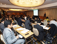 秋山 輝之氏/講演 photo