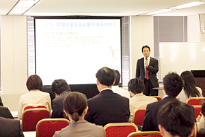 田鍋氏/講演 photo