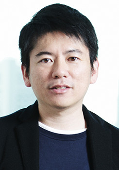 源田 泰之氏